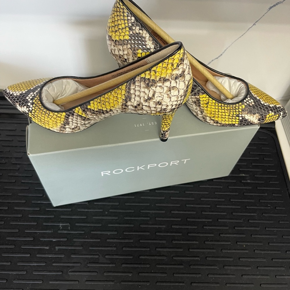ROCKPORT 75mm Total Motion Women’s Pump Sz 6M  CH6723 Yellow Black Grey Snake - Picture 4 of 10
